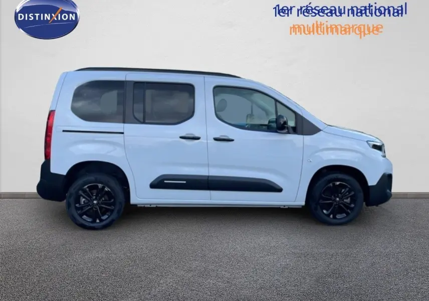 Vue de profil côté gauche d'un Citroën Berlingo blanc glacier avec jantes noires et protections latérales noires.