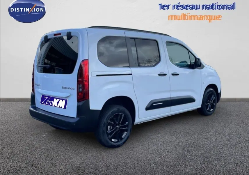 Vue 3/4 arrière droite du Citroën Berlingo blanc glacier avec jantes noires et vitres teintées.