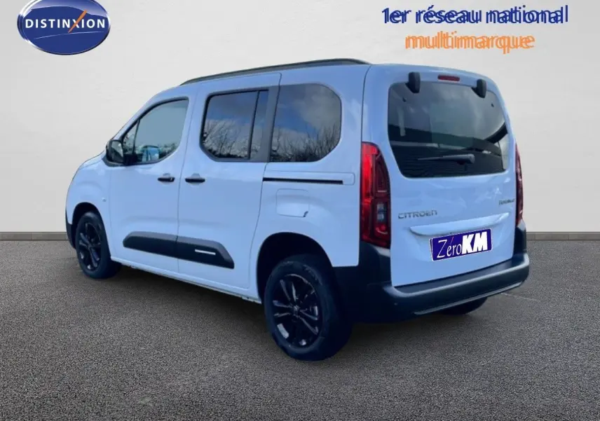 Citroën Berlingo Multispace blanc glacier en 3/4 arrière droit, avec jantes noires et vitres teintées.