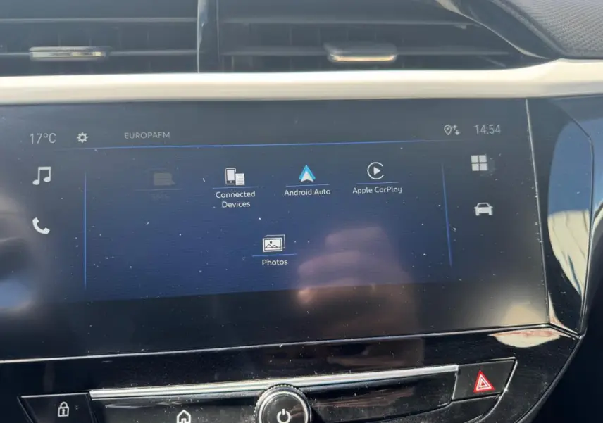 Écran tactile central de l’Opel Corsa 1.2 Turbo Hybrid 2025, affichant les options Android Auto et Apple CarPlay.