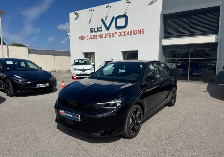 Opel Corsa 1.2 Turbo Hybrid noir vue 3/4 avant droit, avec jantes alliage et calandre noire brillante.