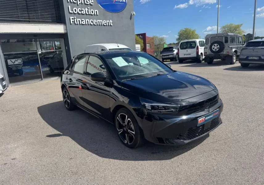 Opel Corsa 2025 noire vue en 3/4 avant droit, avec jantes alliage et calandre noire brillante.