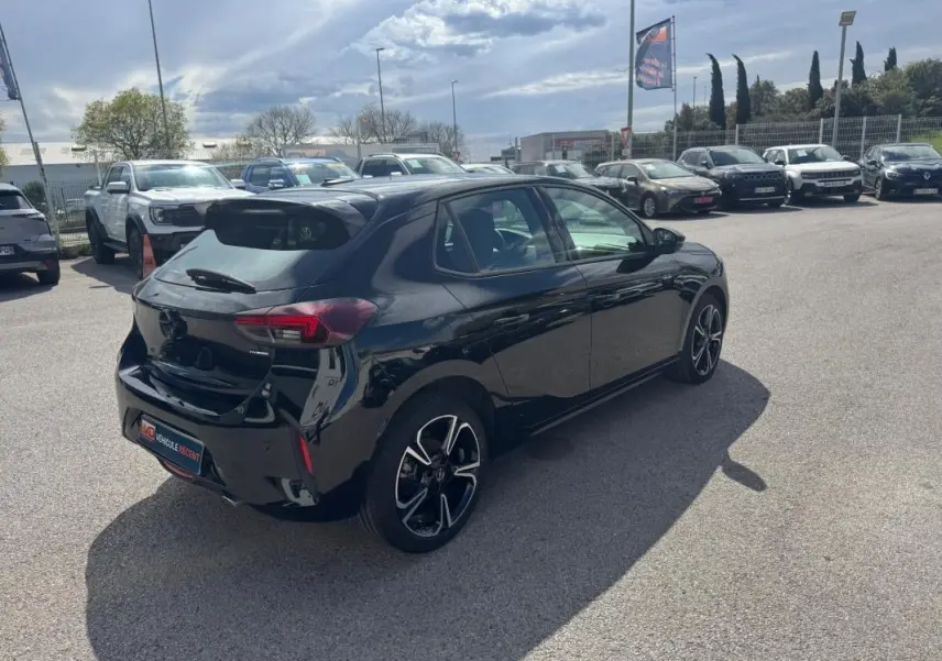 Opel Corsa 2025 noire vue en 3/4 arrière droit, avec jantes alliage noires et feux arrière LED distinctifs.