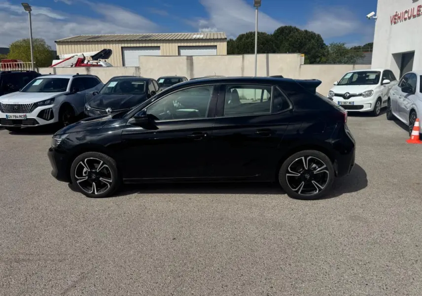 Opel Corsa 2025 noire vue de profil côté gauche, avec jantes alliage noires et toit légèrement surélevé.