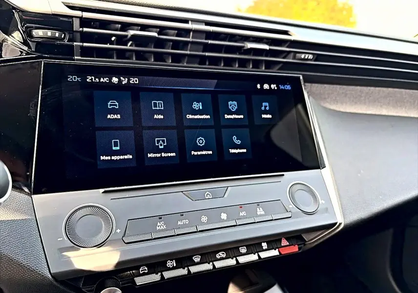 Écran tactile central de la Peugeot 308 2025 noir, affichant les commandes multimédia et climatisation.