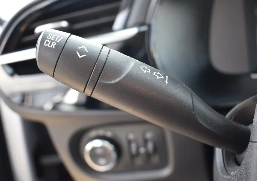 Le levier de commande des clignotants et régulateur sur l'intérieur d'une Opel Corsa gris 2021.