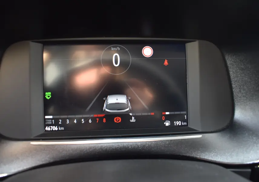 Affichage numérique du tableau de bord de l'Opel Corsa 2021 montrant la vitesse à 0 km/h et l'autonomie restante.