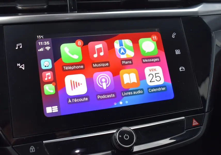 Écran tactile central de l'Opel Corsa gris 2021 affichant les applications Apple CarPlay avec commandes tactiles autour.
