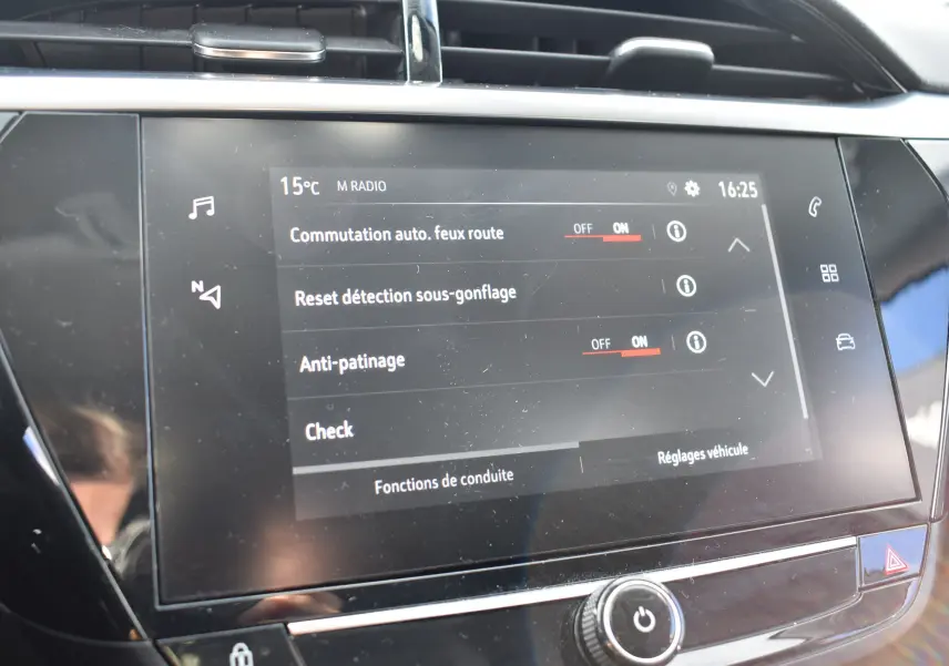 Écran tactile central de l’Opel Corsa 1.2 Turbo 2021 affichant les réglages d’aide à la conduite.