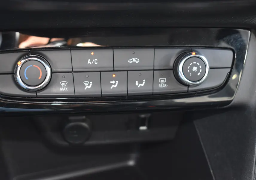 Panneau de commande de climatisation de l'Opel Corsa gris 2021, avec réglages de température et ventilation activés.