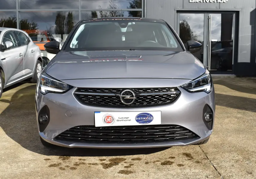Vue frontale d'une Opel Corsa gris métallisé 2021 avec calandre noire et phares LED distinctifs.