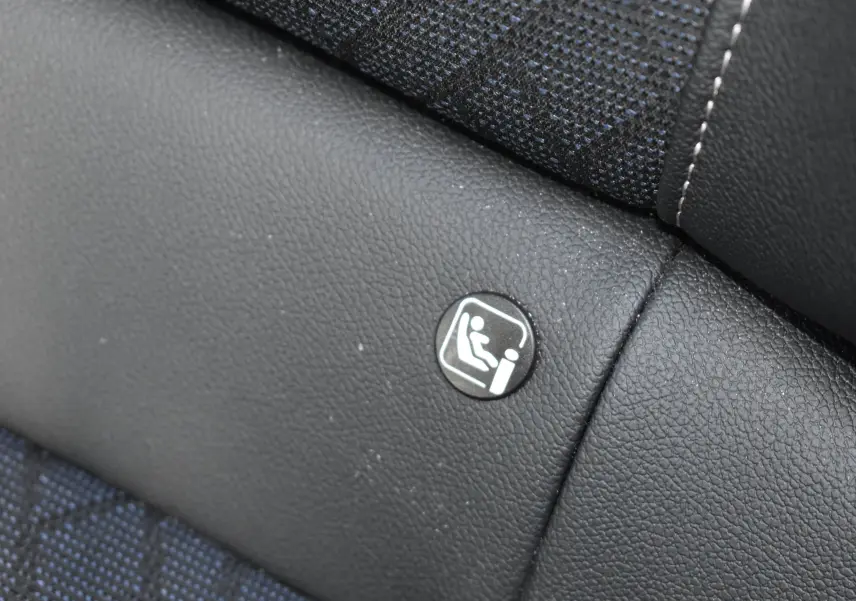 Gros plan sur l'icône ISOFIX sur la banquette arrière en tissu et cuir noir d'une Opel Corsa gris 2021.