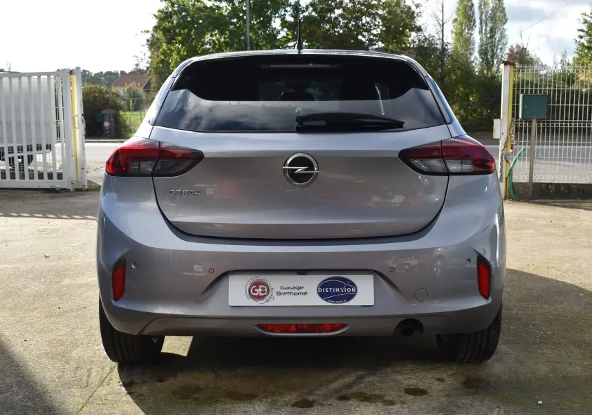 Vue arrière d'une Opel Corsa gris métallisé 2021 avec feux arrière LED et caméra de recul visible sur le pare-chocs.