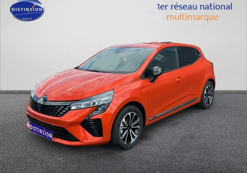 Renault Clio V 1.6 e-tech 145 techno orange Valencia vue 3/4 avant avec jantes alu et calandre chromée.
