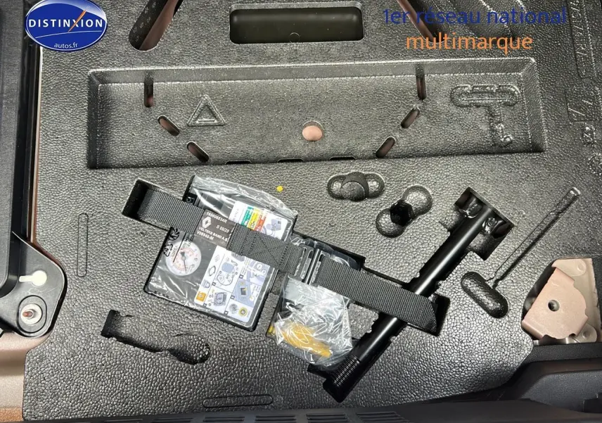 Kit de réparation pneu dans le coffre de la Renault Clio V 1.6 e-tech 145 techno 2025 Orange Valencia