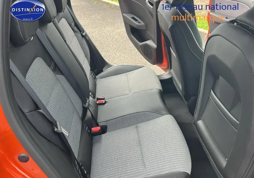 Vue intérieure sur la banquette arrière grise et noire de la Renault Clio V orange Valencia avec porte arrière ouverte.