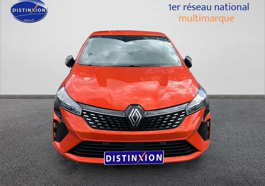 Vue frontale d'une Renault Clio V 1.6 e-tech 145 techno orange Valencia avec calandre chromée et phares LED.