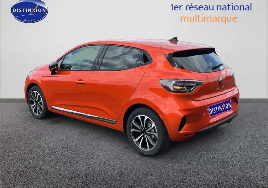 Renault Clio V orange Valencia vue 3/4 arrière droit, jantes alliage et vitres arrière surteintées.