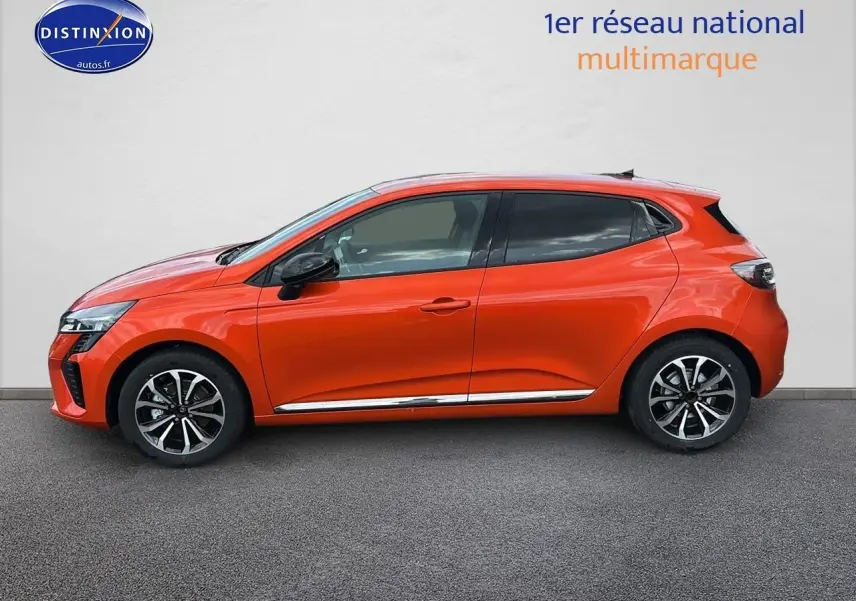 Profil côté gauche d'une Renault Clio V orange Valencia avec jantes alu et poignées ton carrosserie.