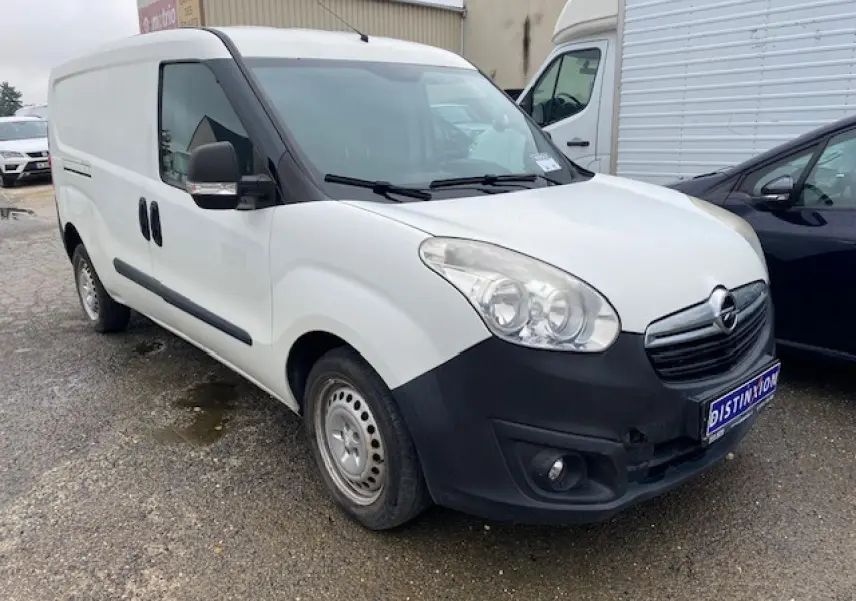 Vue 3/4 avant gauche d'un utilitaire Opel Combo blanc avec pare-chocs noir et porte latérale coulissante.