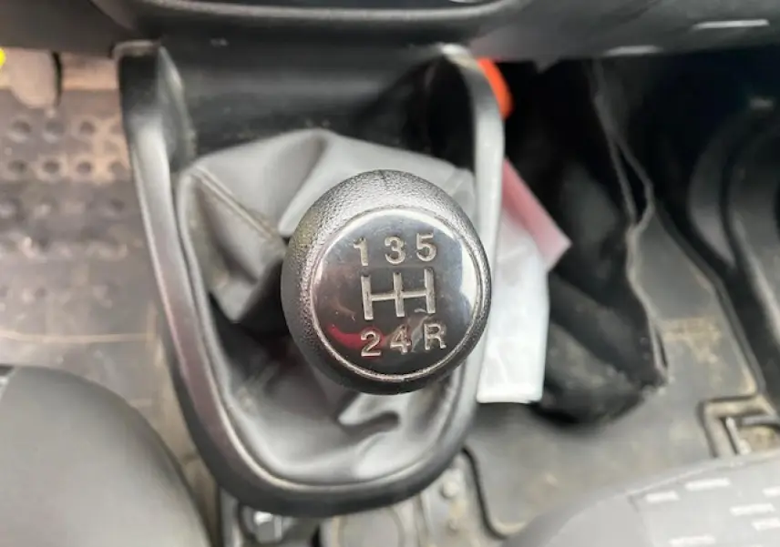 Le levier de vitesses manuel de l'Opel Combo blanc, vue rapprochée de la grille des rapports.