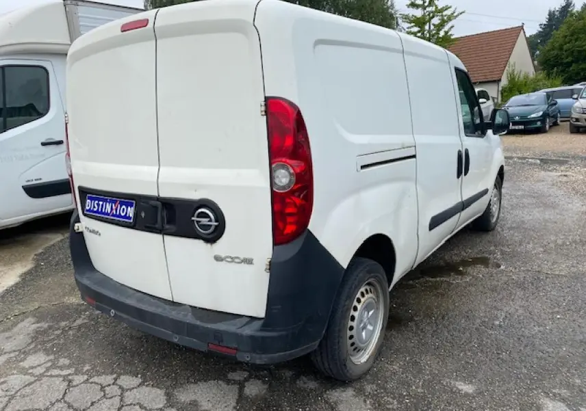 Vue 3/4 arrière droite d'un utilitaire Opel Combo blanc avec portes arrière tôlées et porte latérale coulissante.