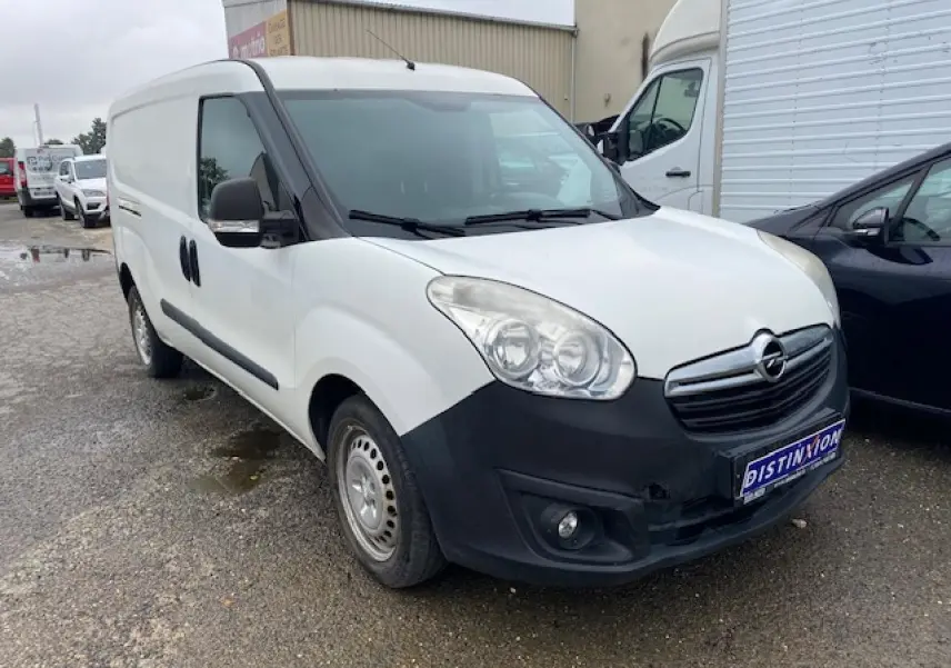 Vue 3/4 avant d’un Opel Combo blanc avec pare-chocs noir et porte latérale droite coulissante tôlée.