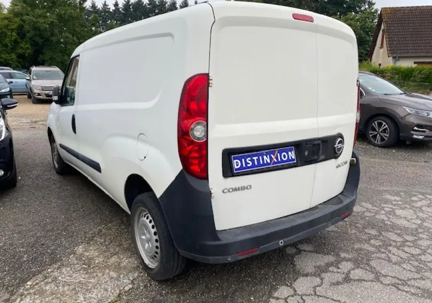 Vue 3/4 arrière droite d’un utilitaire Opel Combo blanc avec portes arrière tôlées et porte latérale coulissante.