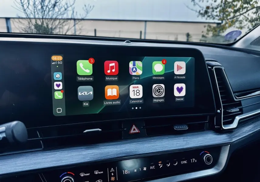 Vue rapprochée de l'écran tactile 12,3 pouces et de la console centrale du Kia Sportage noir 2023 Active.