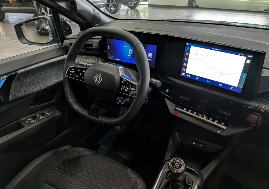 Vue intérieure côté conducteur de la Renault Clio VI TCe 115 Techno, avec tableau de bord numérique et volant compact noir.