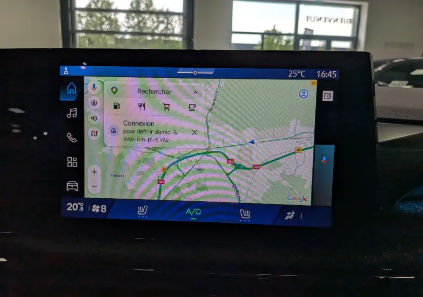 Écran tactile central du tableau de bord de la Renault Clio VI TCe 115 Gris Rafale affichant la navigation GPS.
