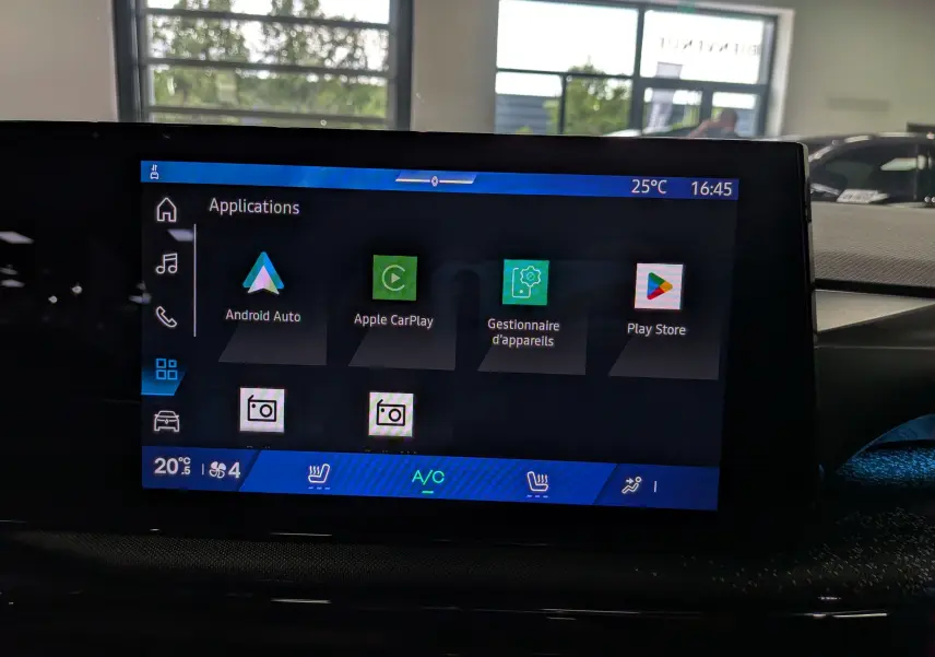 Écran tactile central de la Renault Clio VI TCe 115 CH TECHNO affichant les applications Android Auto et Apple CarPlay.