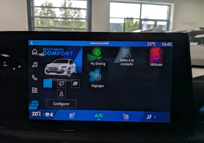 Écran tactile intérieur montrant l'interface multimédia avec une Renault Clio VI gris Rafale en vue avant stylisée.