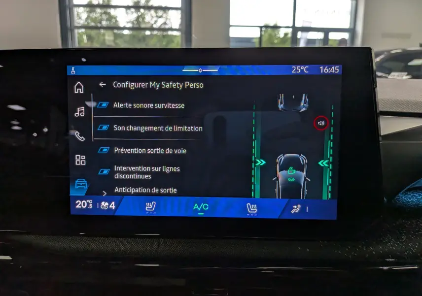 Écran central de la Renault Clio VI TCe 115 CH TECHNO affichant les options de sécurité personnalisées.