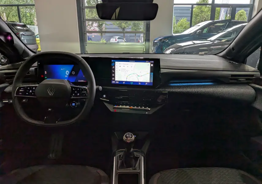 Vue intérieure frontale du tableau de bord de la Renault Clio VI TCe 115 CH TECHNO avec écran tactile et volant multifonction.