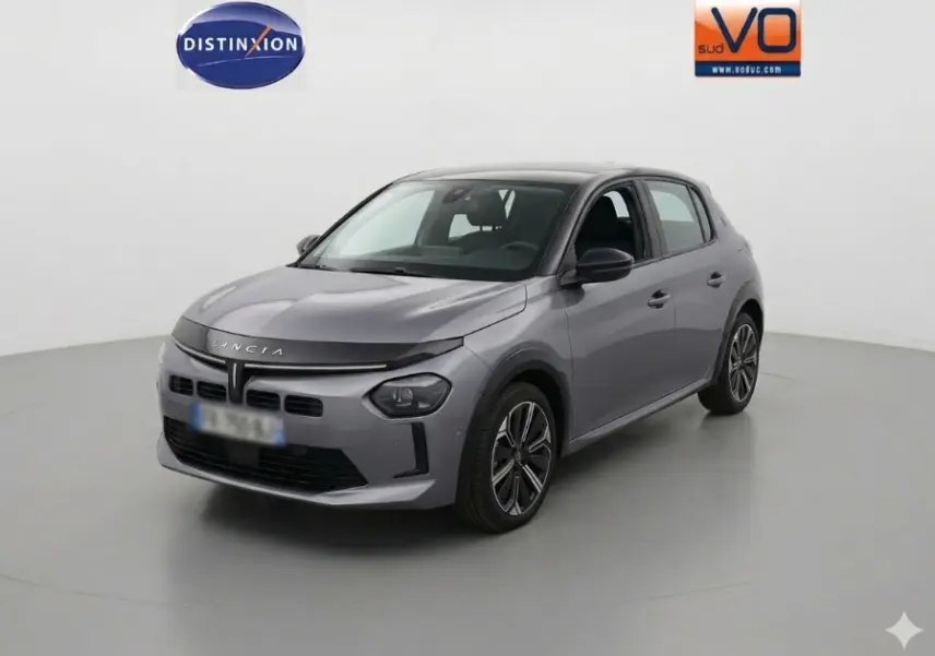 Lancia Ypsilon gris vue 3/4 avant droit dans un studio, avec jantes 17 pouces et design moderne.