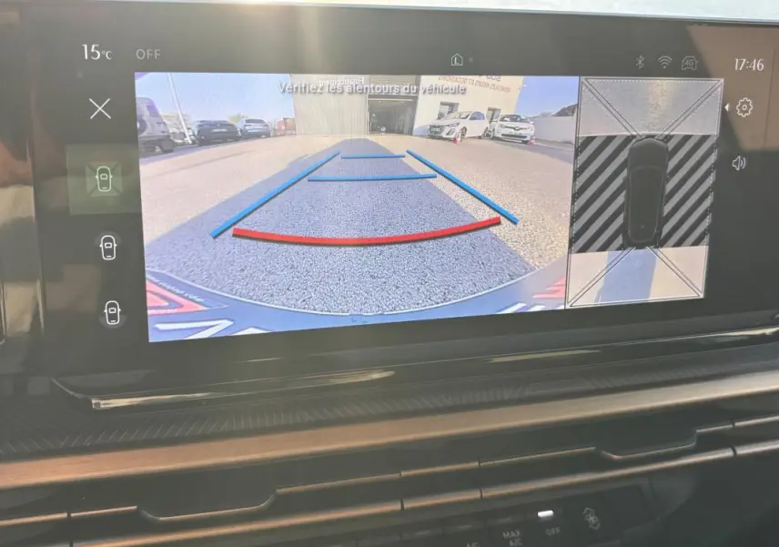 Écran intérieur de la Lancia Ypsilon 2025 montrant la caméra de recul avec guidage dynamique en vue arrière.