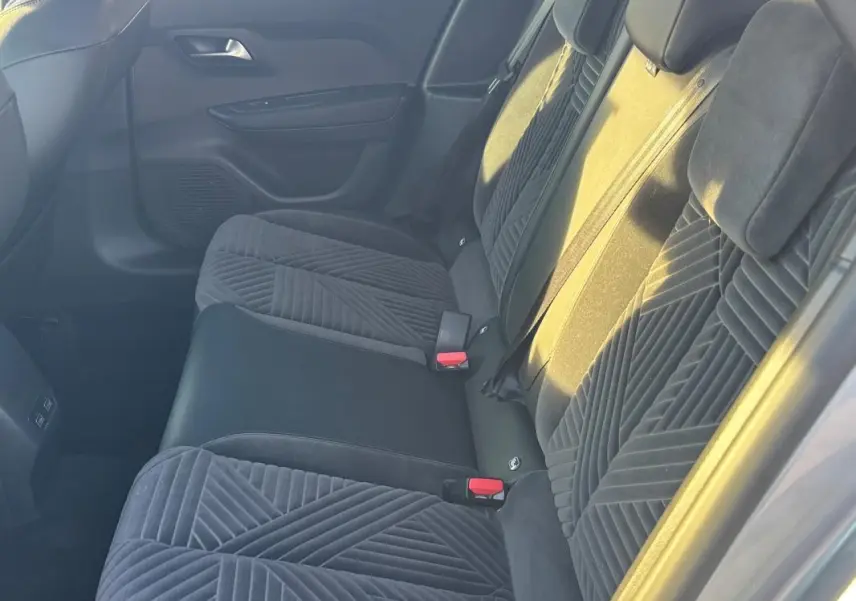 Vue intérieure côté droit des sièges arrière gris foncé avec motifs géométriques sur Lancia Ypsilon 2025.