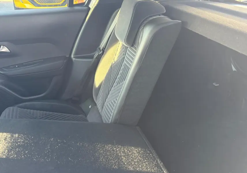Vue intérieure côté droit montrant le siège arrière gris texturé de la Lancia Ypsilon 2025 hybride.