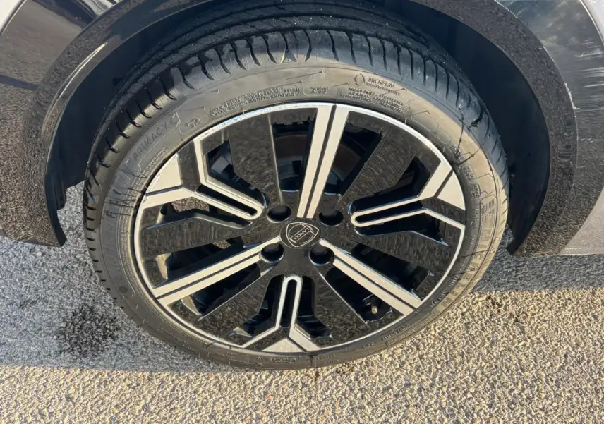 Gros plan sur la jante avant droite noire et argentée de la Lancia Ypsilon gris 2025 avec pneu Michelin.