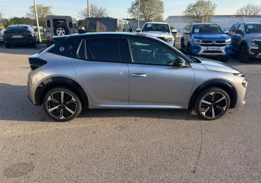 Vue latérale droite d'une Lancia Ypsilon gris clair 2025 avec jantes 17 pouces et toit noir contrasté.