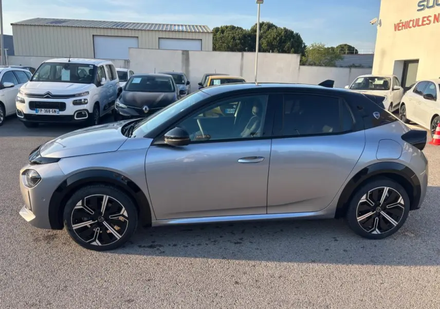 Profil côté gauche de la Lancia Ypsilon 1.2 hybride gris 2025 avec jantes 17 pouces et toit noir contrasté.
