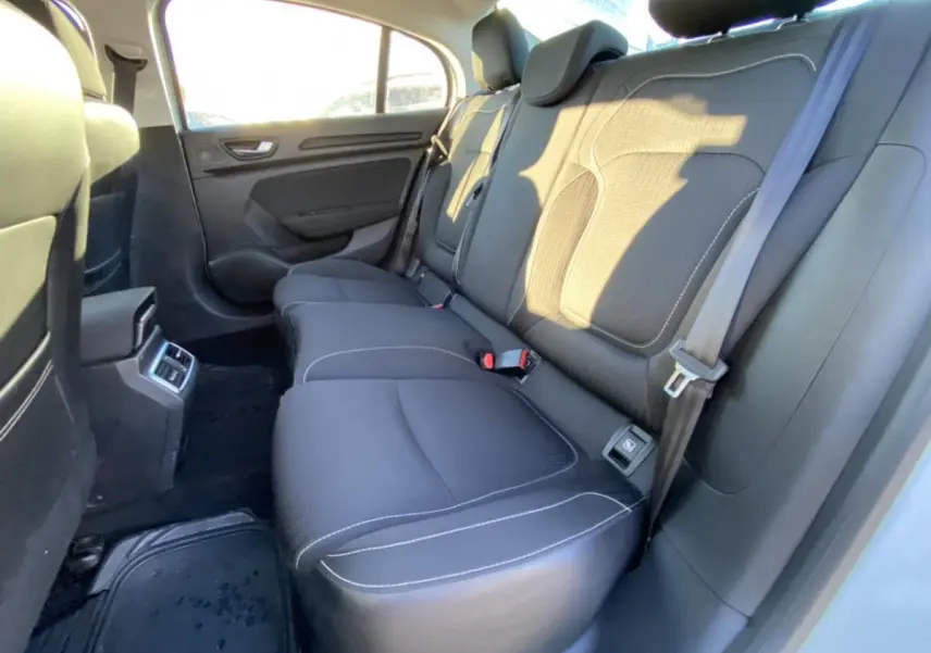 Vue côté droit de la banquette arrière noire de la Renault Mégane Sedan 2017 avec ceinture et appuie-têtes visibles.