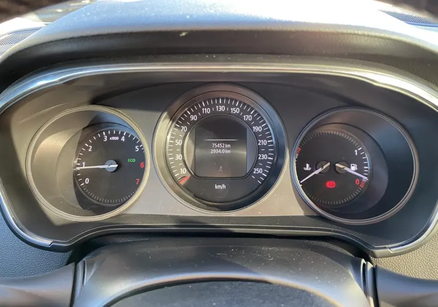 Tableau de bord de Renault Mégane 2017, vue frontale des compteurs avec affichage kilométrique et témoins allumés.