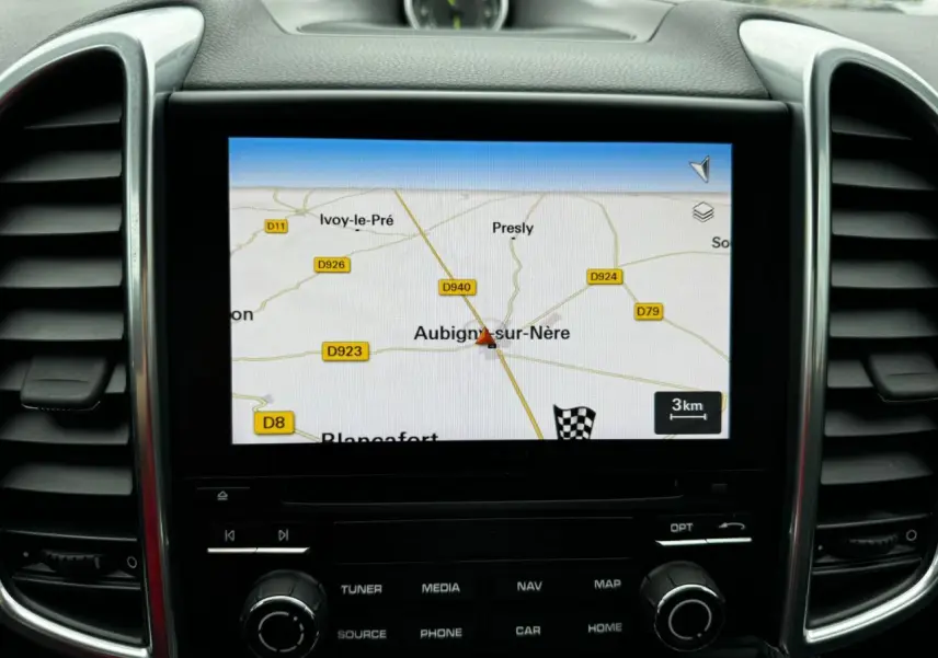 Écran de navigation central du Porsche Cayenne noir 2017, affichant une carte routière détaillée.