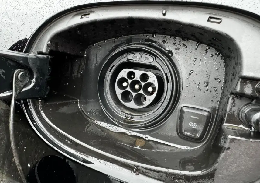 Prise de recharge hybride noire du côté gauche arrière d'un Porsche Cayenne S E-Hybrid 2017.