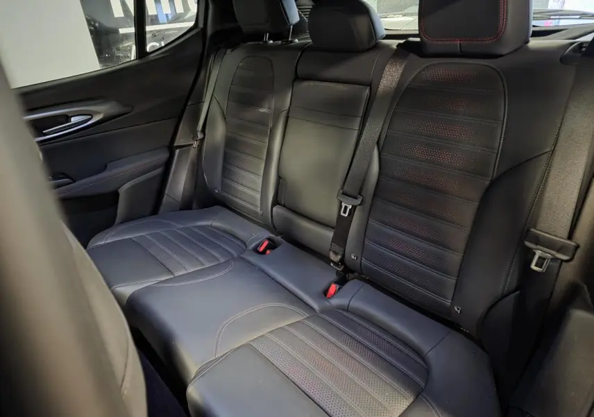 Banquette arrière en cuir noir avec surpiqûres rouges de l'Alfa Romeo Tonale 2024 vue côté gauche.