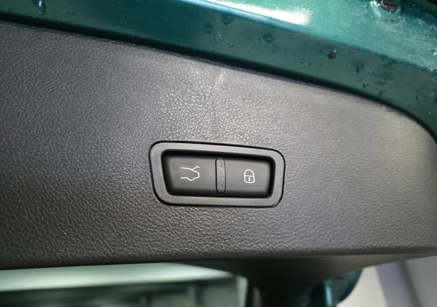 Boutons d'ouverture et de verrouillage du coffre sur la garniture intérieure d'un Alfa Romeo Tonale vert Montreal 2024.