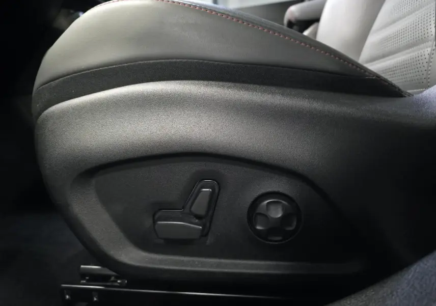 Réglage électrique du siège avant cuir noir avec surpiqûres rouges dans l'Alfa Romeo Tonale Tributo Italiano 2024