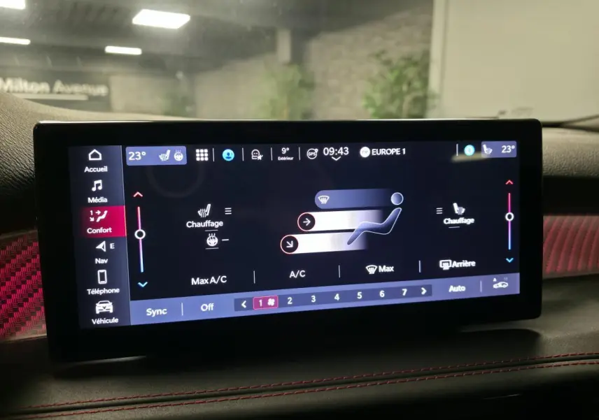 Écran tactile du système de climatisation bi-zone de l'Alfa Romeo Tonale Tributo Italiano avec interface moderne et ambiance rouge.